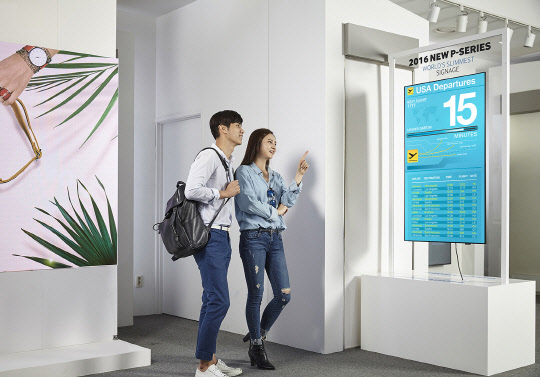 삼성전자 모델들이 삼성전자 수원사업장 디지털연구소(R4) 쇼룸에서 타이젠 OS를 탑재한 스마트 사이니지를 보고 있다.  삼성전자 제공